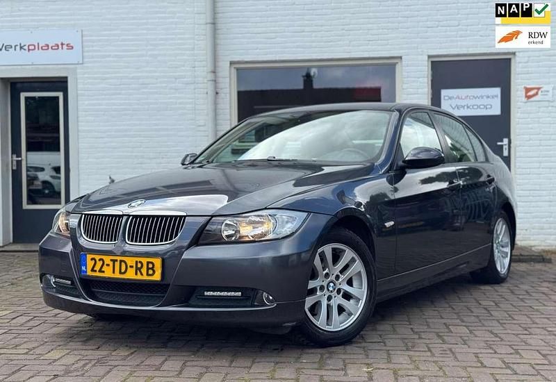 Grijs, metallic lak Gebruikt 2006 BMW 318 Executive Sedan | € 8.445 (Iets duurder) - Afbeelding 1/4