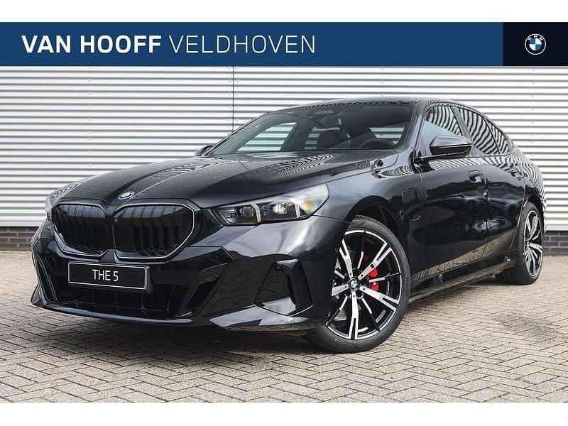 Zwart Nieuw 2025 BMW 530e Comfort Edition Sedan | € 87.765 (Eerlijke prijs) - Afbeelding 1/4