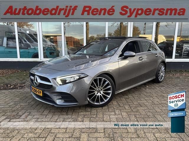 Grijs Gebruikt 2021 Mercedes A180 Premium Plus Hatchback | € 25.945 (Goede deal) - Afbeelding 1/4