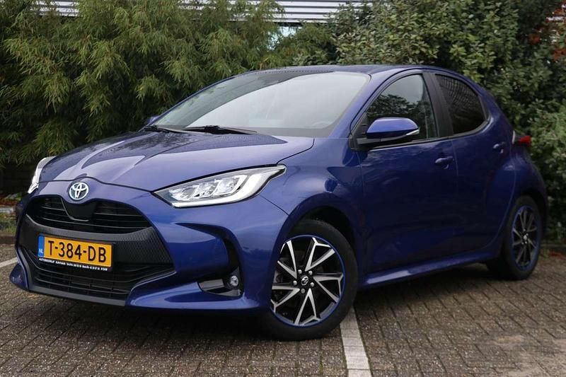 Blauw (metallic) Gebruikt 2023 Toyota Yaris Hybrid Comfort Hatchback | € 19.750 (Super prijs) - Afbeelding 1/4