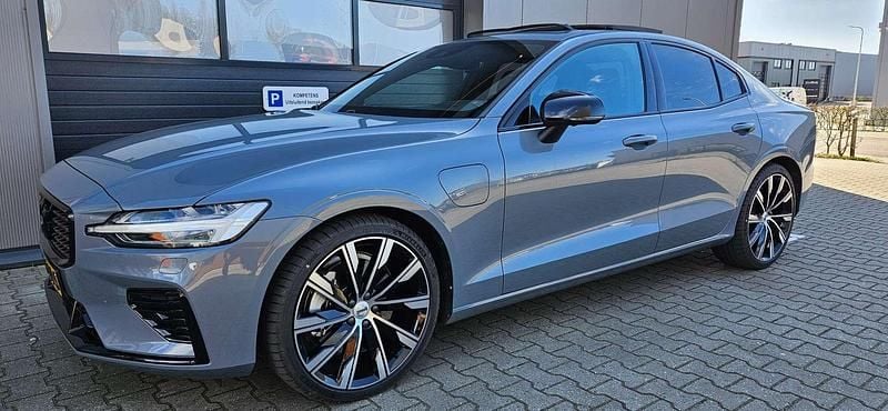 Grijs Occasion 2022 Volvo S60 R-Design Sedan | € 33.900 (Goede deal) - Afbeelding 1/4