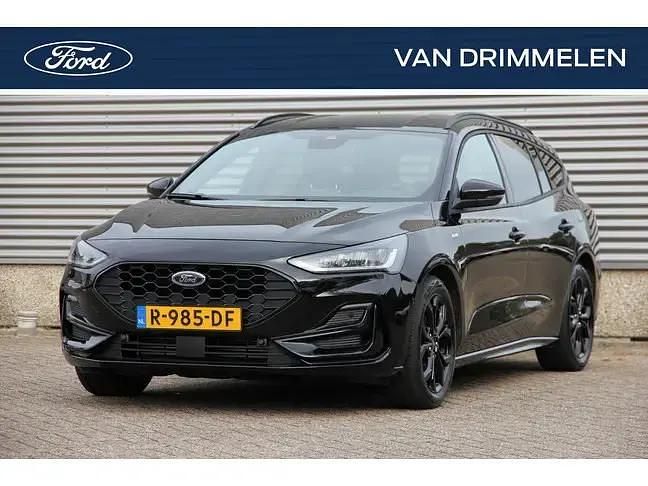 Zwart (metallic) Gebruikt 2022 Ford Focus ST-Line Stationwagen | € 15.995 (Iets duurder) - Afbeelding 1/4