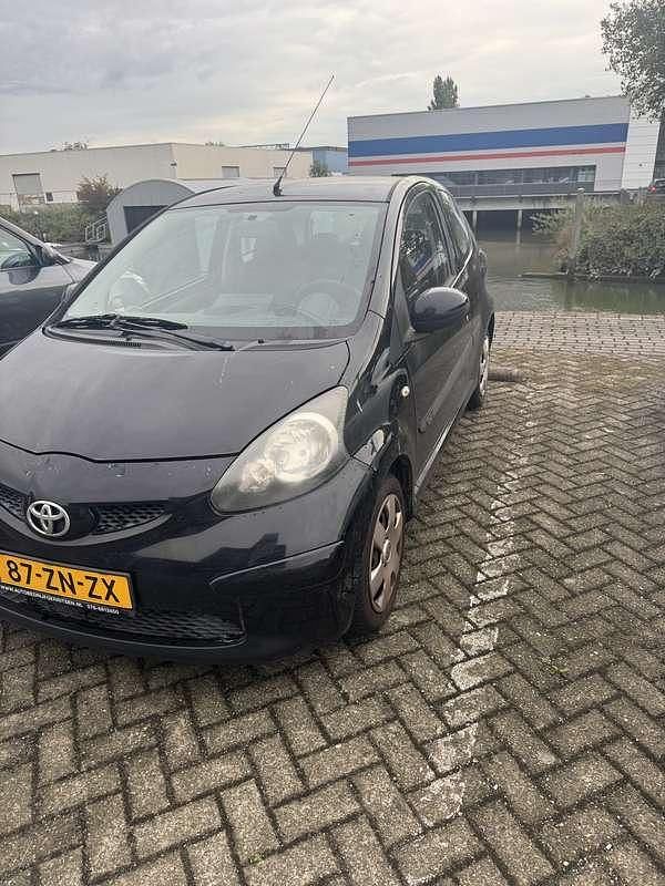Zwart Gebruikt 2008 Toyota Aygo Hatchback | € 1.950 (Goede deal) - Afbeelding 1/4