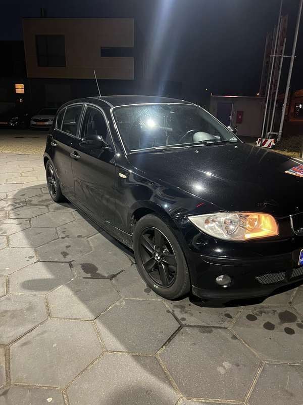 Zwart Gebruikt 2005 BMW 118 Hatchback | € 3.500 (Eerlijke prijs) - Afbeelding 1/4