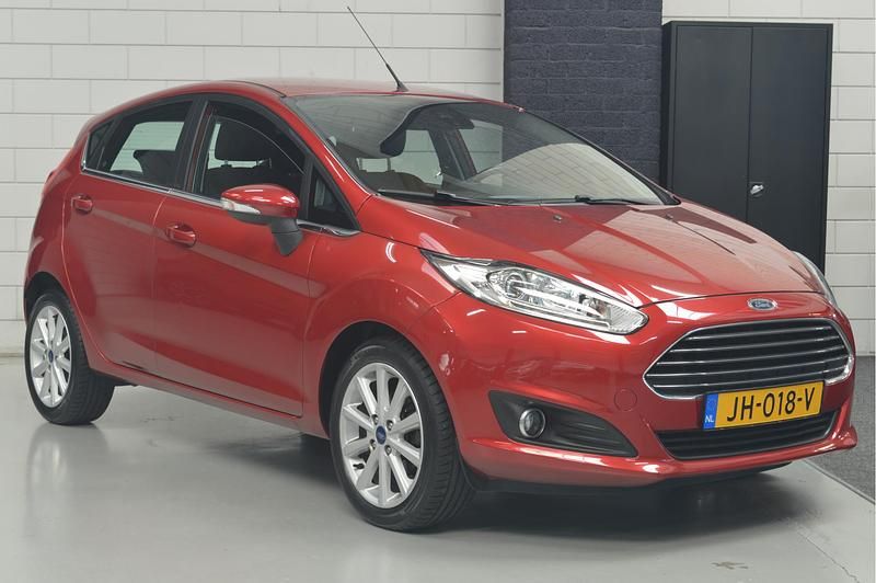 Rood Gebruikt 2016 Ford Fiesta Titanium Hatchback | € 7.950 (Eerlijke prijs) - Afbeelding 1/4