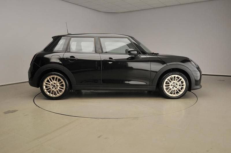 Occasion Mini Cooper Favoured 156 PK (114 kW) 2025 Zwart Hatchback