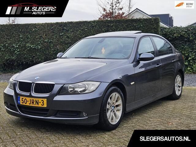Grijs Gebruikt 2008 BMW 318 Sedan | € 4.999 (Eerlijke prijs) - Afbeelding 1/4
