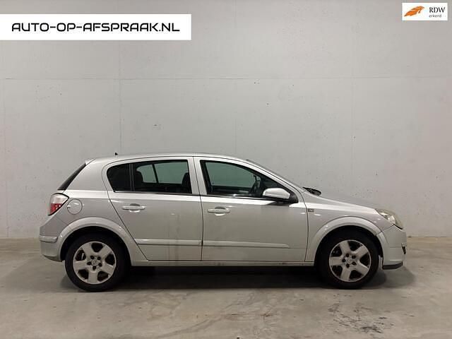 Grijs Gebruikt 2006 Opel Astra Edition Hatchback | € 1.150 (Goede deal) - Afbeelding 1/4