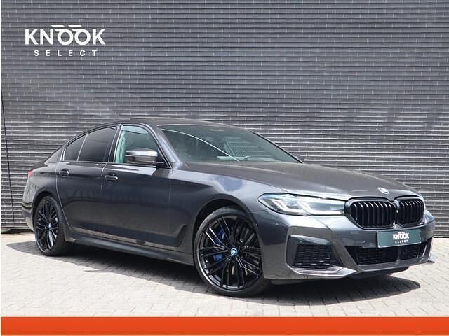 Grijs Gebruikt 2022 BMW 545e M Sport Sedan | € 48.995 (Eerlijke prijs) - Afbeelding 1/4