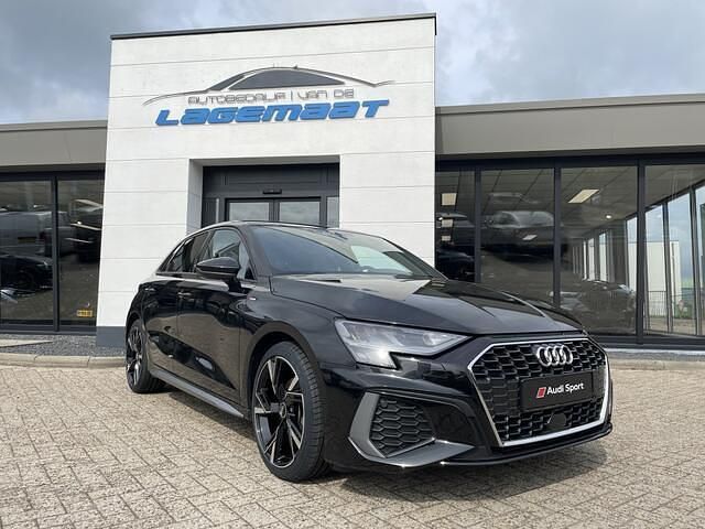 Zwart Gebruikt 2023 Audi A3 Sportback S-Line Hatchback | € 30.500 (Eerlijke prijs) - Afbeelding 1/4