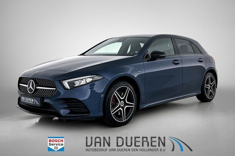 Blauw Gebruikt 2020 Mercedes A250 AMG line Hatchback | € 26.450 (Goede deal) - Afbeelding 1/4