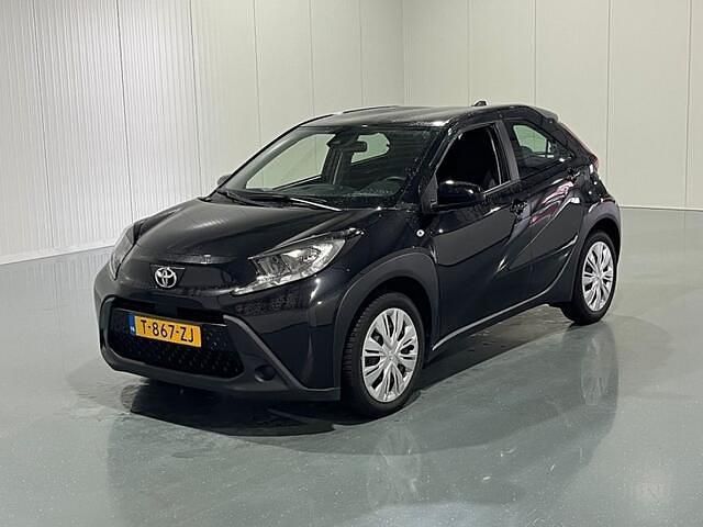 Zwart Gebruikt 2023 Toyota Aygo Play Hatchback | € 15.950 (Eerlijke prijs) - Afbeelding 1/4
