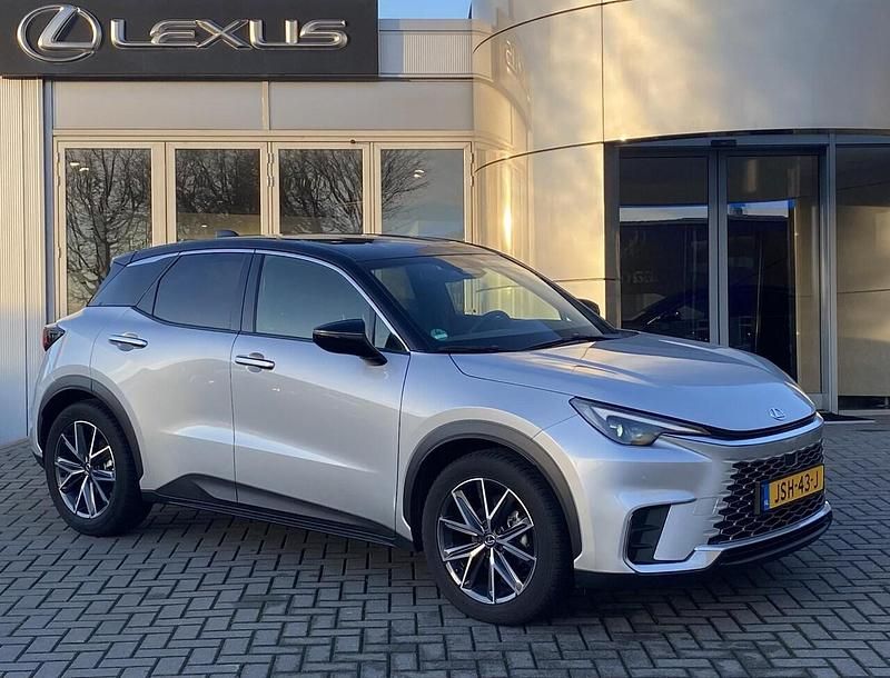 Grijs Occasion 2024 Lexus LBX SUV | € 36.999 (Eerlijke prijs) - Afbeelding 1/4