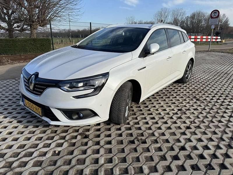 Wit Occasion 2016 Renault Mégane GrandTour Bose Edition Stationwagen | € 9.250 (Eerlijke prijs) - Afbeelding 1/4