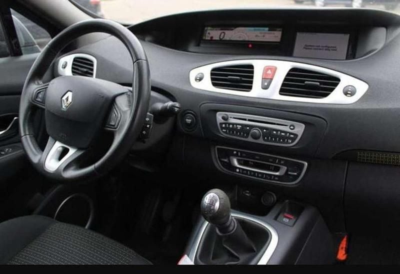 Zilver Gebruikt 2009 Renault Scénic III Dynamique MPV | € 4.500 (Eerlijke prijs) - Afbeelding 1/4