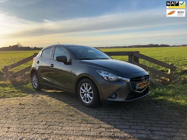 Bruin Occasion 2015 Mazda 2 Edition Hatchback | € 4.995 (Goede deal) - Afbeelding 1/4