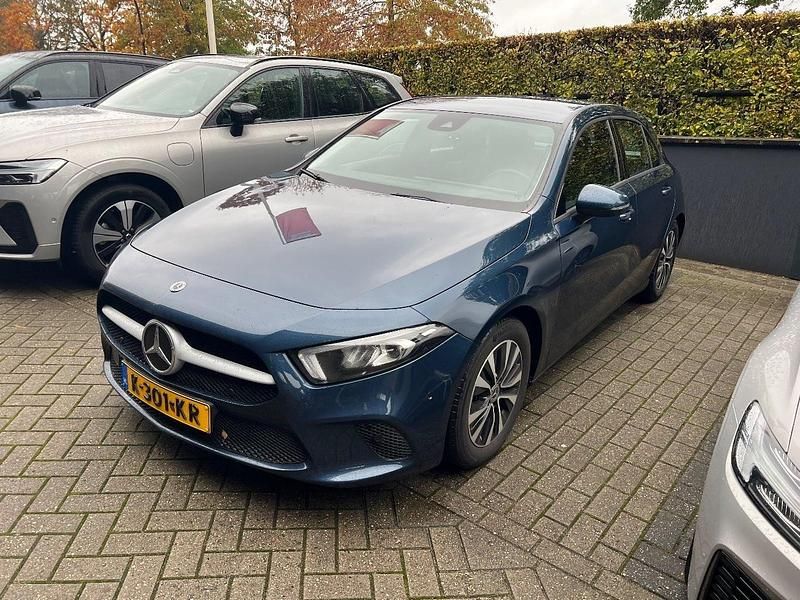 Occasion Mercedes A180 Business 136 PK (100 kW) 2021 Blauw Hatchback