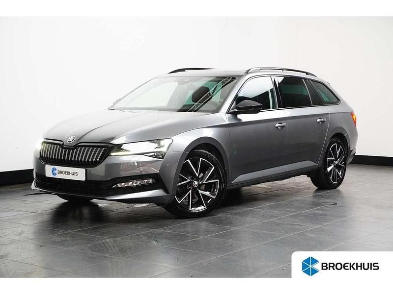 Grijs, metallic lak Gebruikt 2023 Skoda Superb SportLine Stationwagen | € 36.900 - Afbeelding 1/4