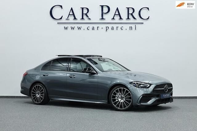 Grijs Occasion 2022 Mercedes C200 AMG line Sedan | € 37.495 (Eerlijke prijs) - Afbeelding 1/4