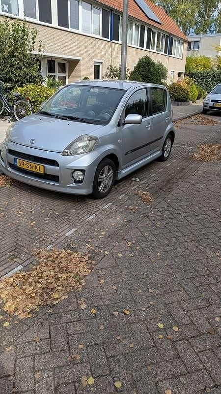 Zilver Gebruikt 2006 Daihatsu Sirion Hatchback | € 2.750 (Goede deal) - Afbeelding 1/4