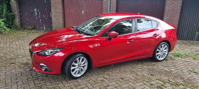 Rood Gebruikt 2015 Mazda 3 Sedan | € 11.995 (Eerlijke prijs) - Afbeelding 1/4