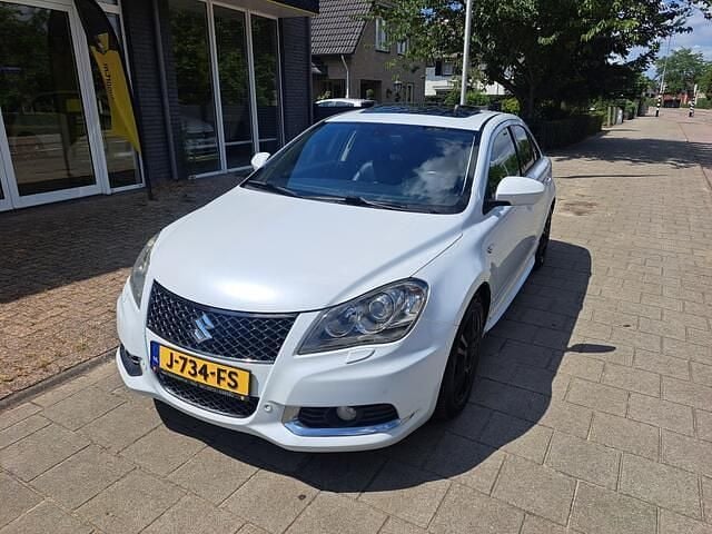 Wit, metallic lak Gebruikt 2010 Suzuki Kizashi Sport Sedan | € 8.950 - Afbeelding 1/4