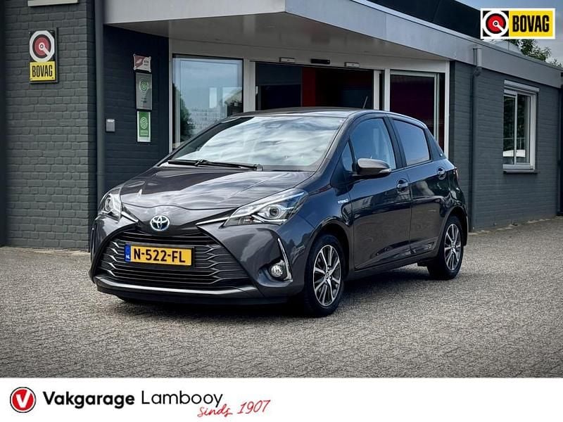 Grijs Gebruikt 2020 Toyota Yaris Hybrid Edition Hatchback | € 16.950 (Goede deal) - Afbeelding 1/4