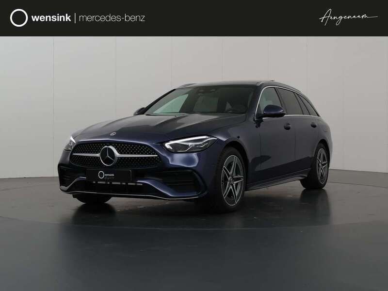 Blauw Nieuw 2025 Mercedes C300e AMG line Stationwagen | € 64.427 (Eerlijke prijs) - Afbeelding 1/4