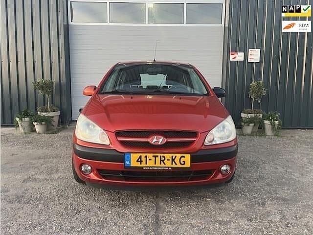 Rood Gebruikt 2007 Hyundai Getz Dynamiq Hatchback | € 2.250 (Eerlijke prijs) - Afbeelding 1/4