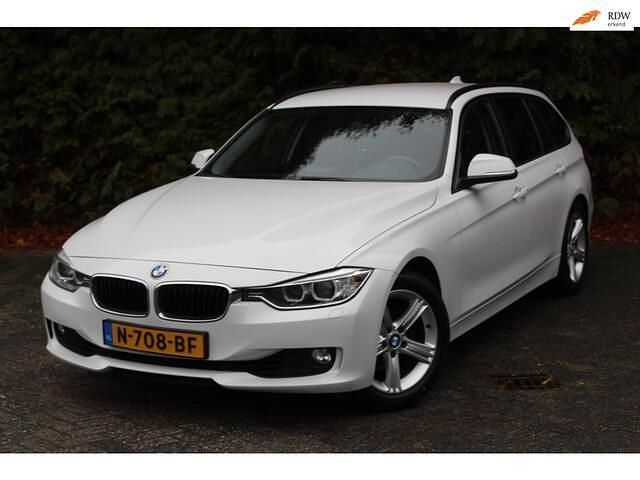 Wit Gebruikt 2013 BMW 320 Executive Stationwagen | € 8.450 (Super prijs) - Afbeelding 1/4