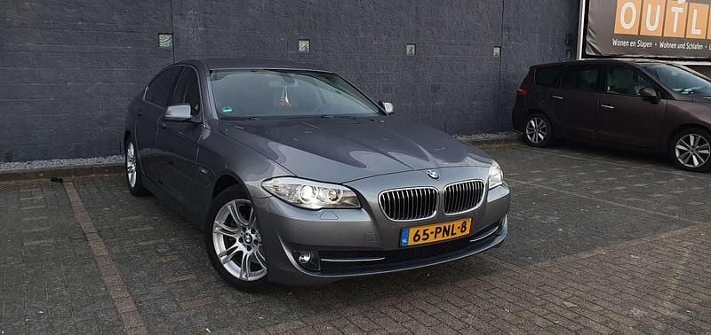 Grijs Gebruikt 2011 BMW 528 Executive Sedan | € 10.250 (Eerlijke prijs) - Afbeelding 1/4