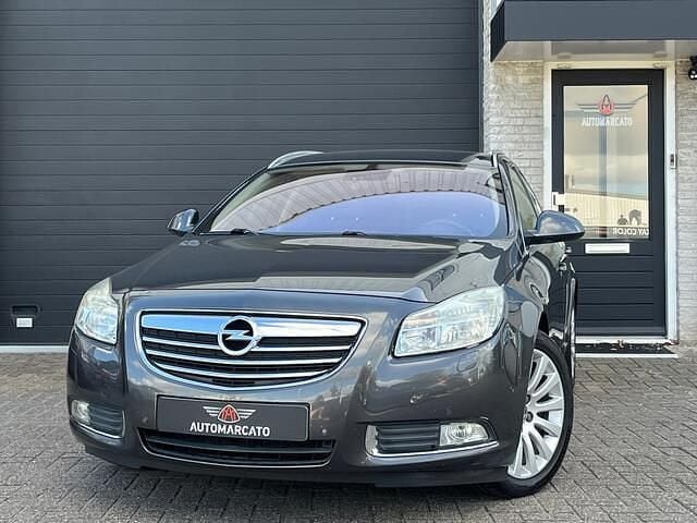 Grijs (metallic) Gebruikt 2010 Opel Insignia Cosmo Stationwagen | € 4.495 (Eerlijke prijs) - Afbeelding 1/4