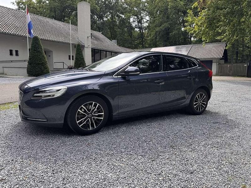 Blauw Gebruikt 2017 Volvo V40 Inscription Stationwagen | € 16.950 (Iets duurder) - Afbeelding 1/4