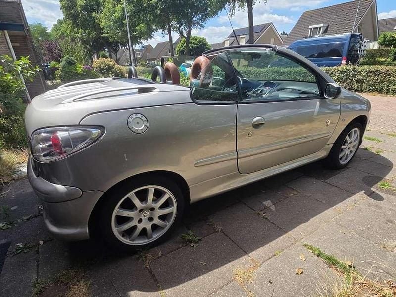 Zilver Gebruikt 2004 Peugeot 206 Cabriolet | € 2.000 (Eerlijke prijs) - Afbeelding 1/4