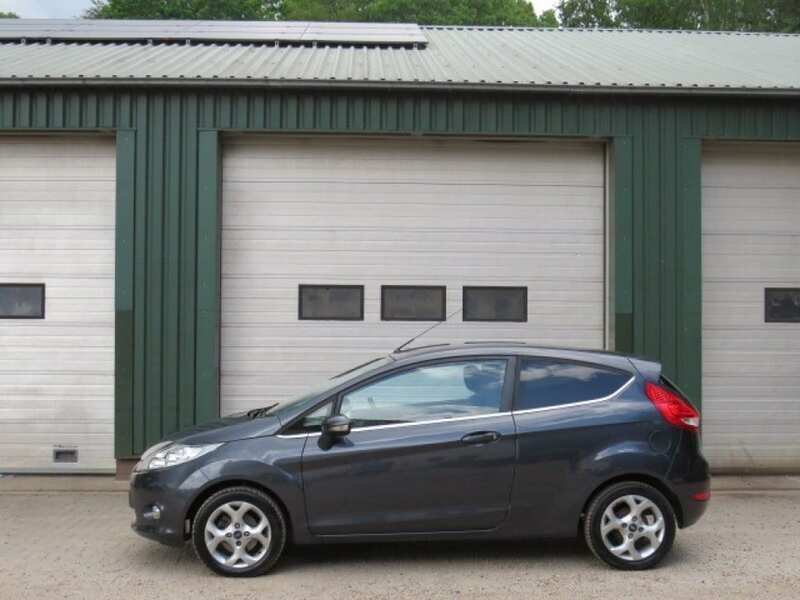 Grijs Gebruikt 2010 Ford Fiesta Trend Hatchback | € 3.950 (Eerlijke prijs) - Afbeelding 1/4