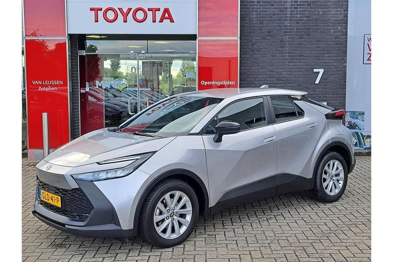 Grijs Gebruikt 2024 Toyota C-HR Active SUV | € 31.999 (Duur) - Afbeelding 1/1
