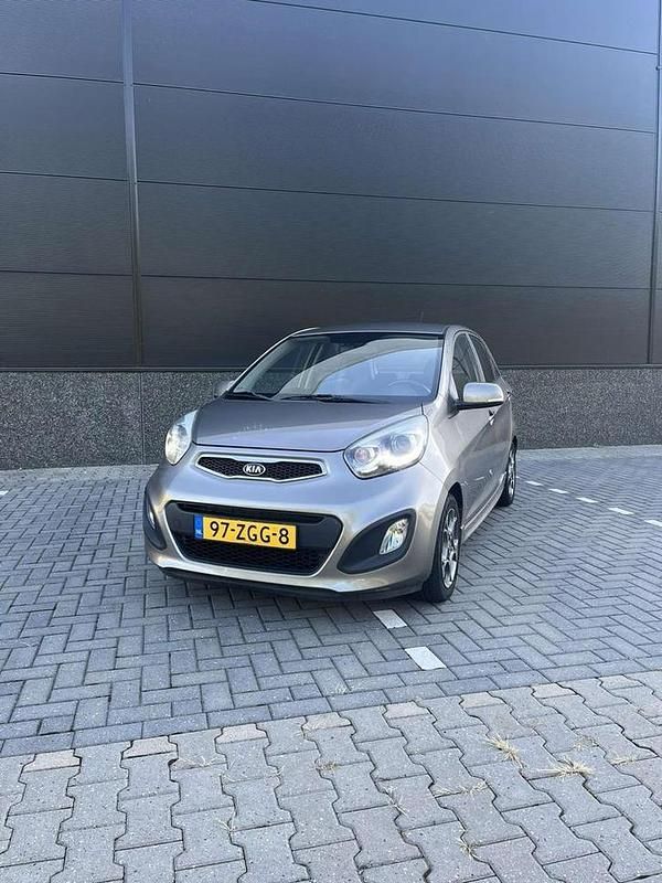 Grijs Gebruikt 2013 Kia Picanto Hatchback | € 5.450 (Goede deal) - Afbeelding 1/4