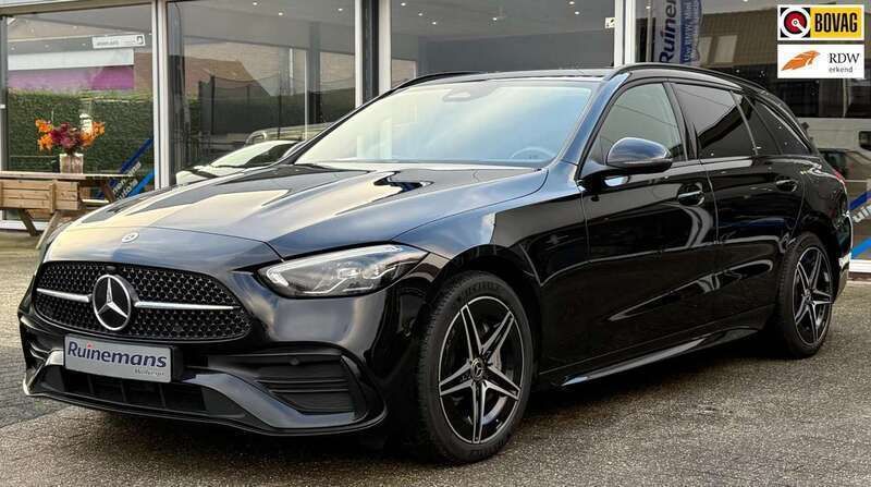 Zwart Gebruikt 2022 Mercedes C300e AMG Stationwagen | € 37.450 (Eerlijke prijs) - Afbeelding 1/4