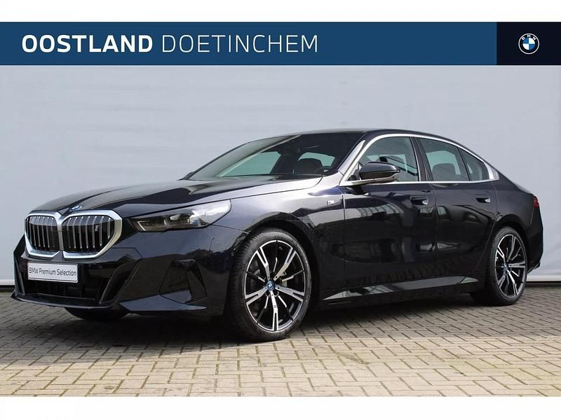 Carbonschwarz (donker zwart metallic) Gebruikt 2024 BMW i5 Comfort Edition Sedan | € 59.950 (Goede deal) - Afbeelding 1/3