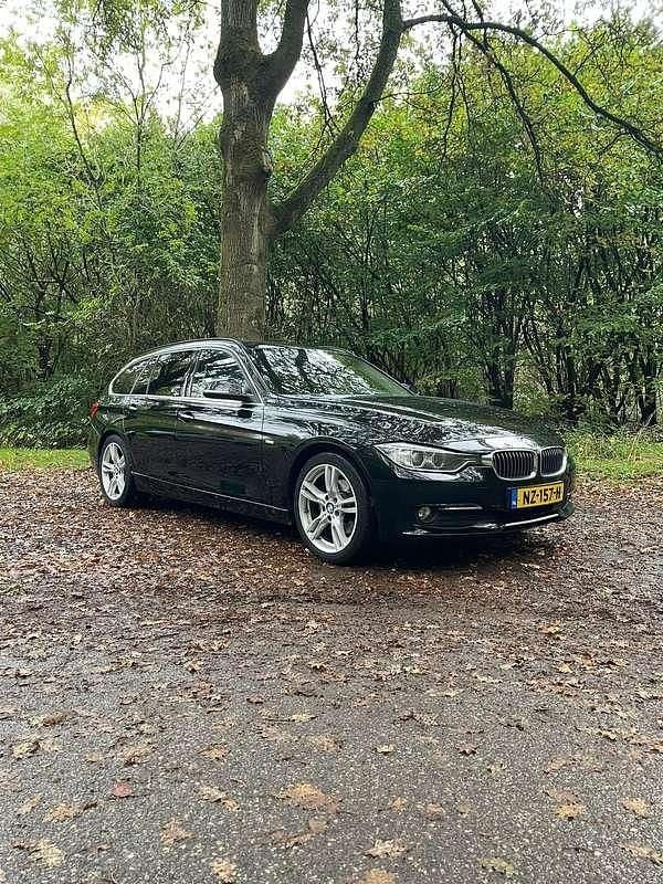 Zwart Gebruikt 2012 BMW 320 Executive Stationwagen | € 8.850 (Eerlijke prijs) - Afbeelding 1/4