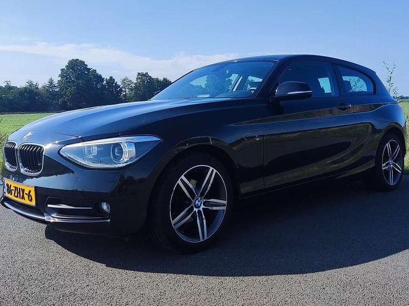 Zwart Gebruikt 2012 BMW 114 Hatchback | € 7.500 (Eerlijke prijs) - Afbeelding 1/4