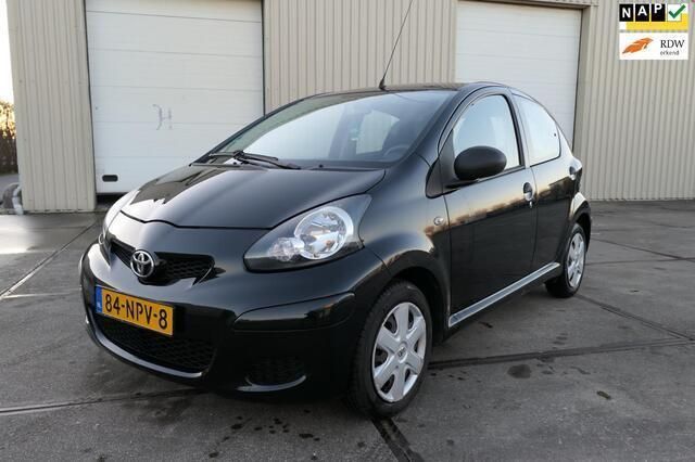 Zwart, metallic lak Gebruikt 2010 Toyota Aygo Comfort Hatchback | € 3.745 (Eerlijke prijs) - Afbeelding 1/4