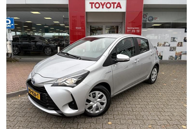 Grijs Gebruikt 2017 Toyota Yaris Hybrid Hatchback | € 15.145 (Goede deal) - Afbeelding 1/1
