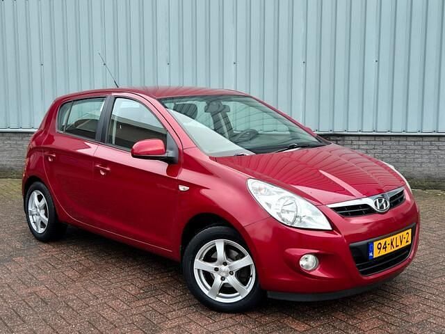 Rood Gebruikt 2010 Hyundai i20 Dynamiq Hatchback | € 2.695 (Eerlijke prijs) - Afbeelding 1/4