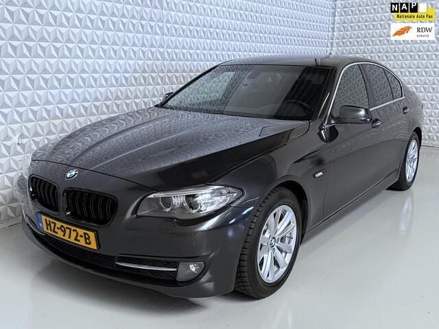 Grijs (metallic) Gebruikt 2010 BMW 523 Executive Sedan | € 5.999 (Super prijs) - Afbeelding 1/4