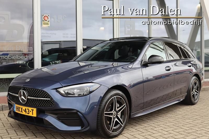 Blauw, metallic lak Gebruikt 2025 Mercedes C300e AMG Line Premium Stationwagen | € 53.900 (Duur) - Afbeelding 1/4