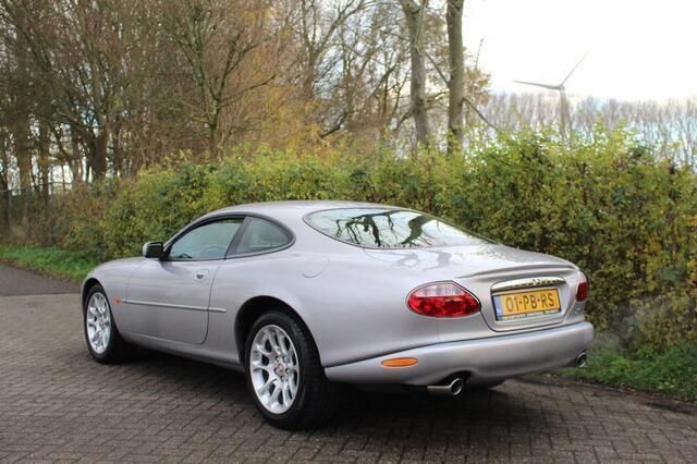 Occasion Jaguar XKR 364 PK (267 kW) 2001 Grijs, metallic lak Coupé