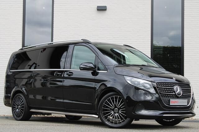 Zwart Gebruikt 2024 Mercedes V300 MPV | € 73.950 (Iets duurder) - Afbeelding 1/4