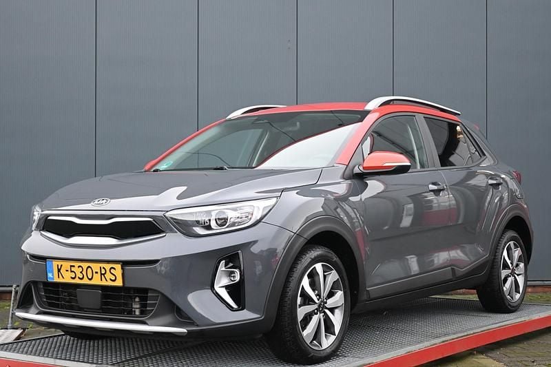 Grijs Occasion 2021 Kia Stonic SUV | € 14.750 (Goede deal) - Afbeelding 1/4