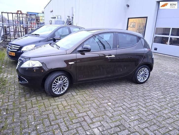 Bruin (metallic) Occasion 2012 Lancia Ypsilon Silver Hatchback | € 6.450 (Goede deal) - Afbeelding 1/4